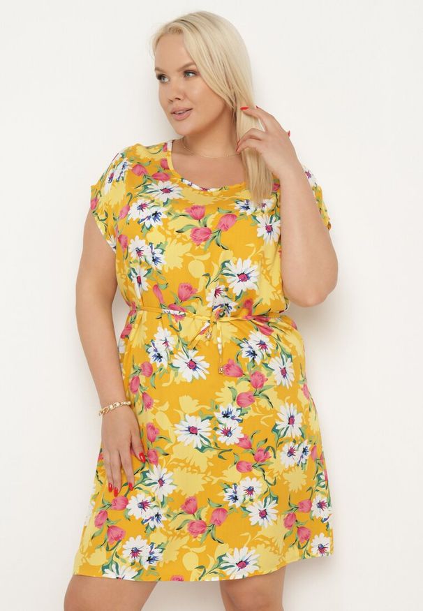 Born2be - Żółta Wiskozowa Sukienka w Kwiaty z Materiałowym Paskiem w Talii Aristina. Okazja: na imprezę, na co dzień. Kolor: żółty. Materiał: wiskoza, materiał. Wzór: kwiaty. Sezon: lato. Styl: casual