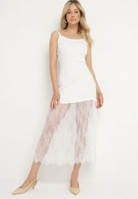 Born2be - Biała Prążkowana Sukienka Koktajlowa Ozdobiona Koronką Sonalitea. Kolor: biały. Materiał: prążkowany, koronka. Wzór: aplikacja, koronka. Styl: wizytowy #1