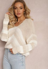 Renee - Beżowy Dzianinowy Sweter w Paski Hlenora. Kolor: beżowy. Materiał: dzianina. Wzór: paski