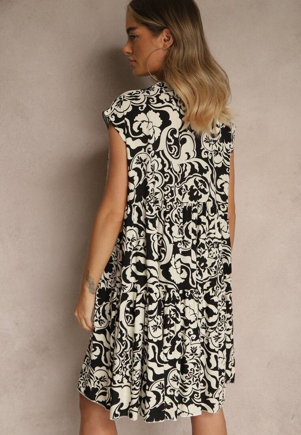 Renee - Czarna Sukienka Oversize z Bawełny z Ornamentnym Wzorem Folazea. Okazja: na co dzień. Kolor: czarny. Materiał: bawełna. Sezon: lato. Typ sukienki: oversize. Styl: elegancki, casual