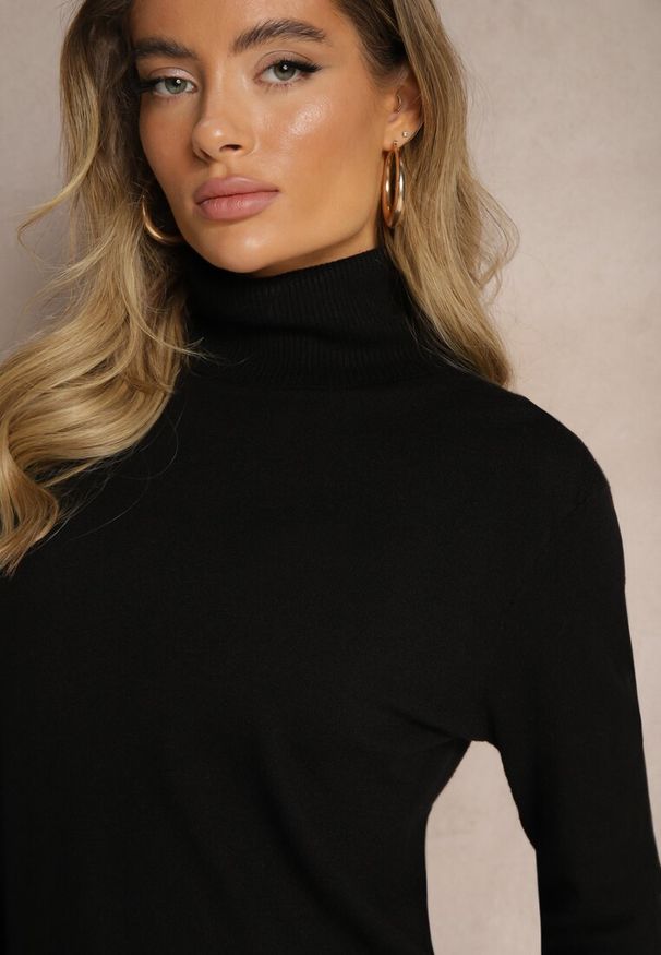 Renee - Czarny Klasyczny Golf Longsleeve z Dodatkiem Wiskozy Leriona. Typ kołnierza: golf. Kolor: czarny. Materiał: wiskoza. Długość rękawa: długi rękaw. Styl: klasyczny