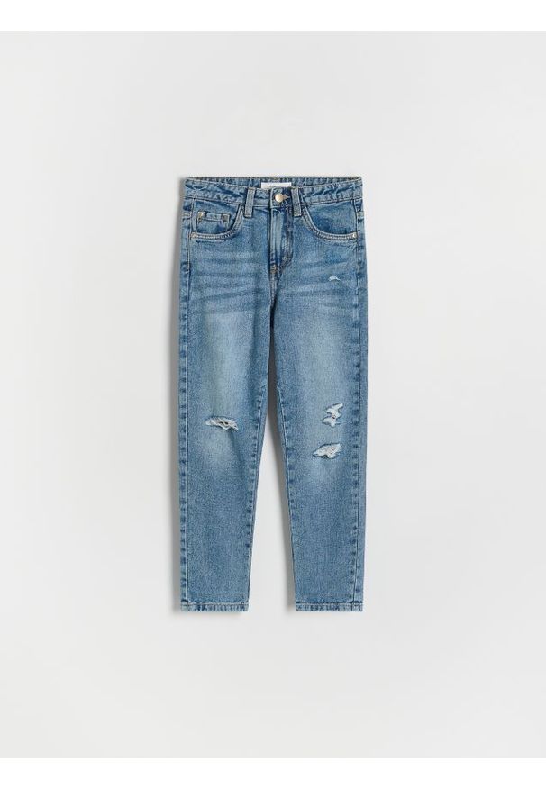 Reserved - Jeansy mom fit z przetarciami - niebieski. Kolor: niebieski