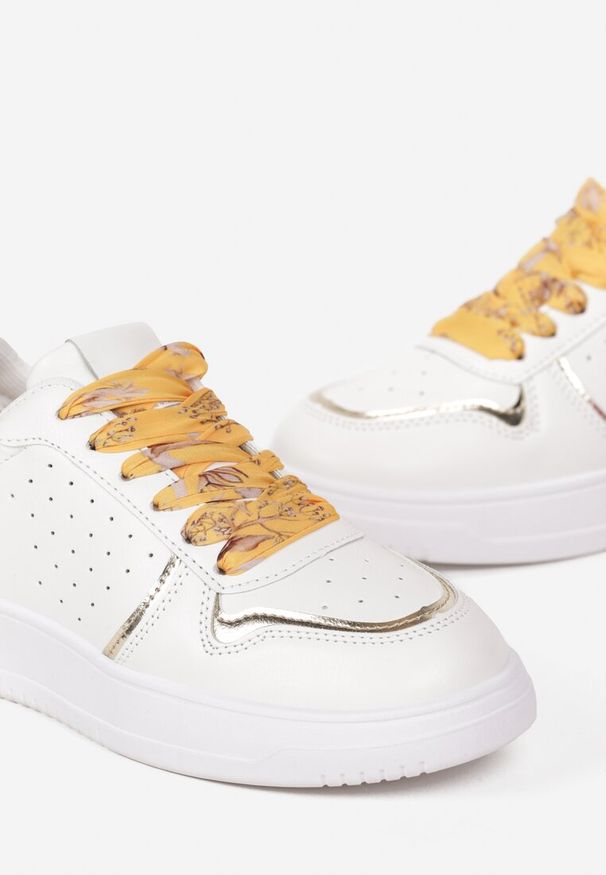 Renee - Biało-Złote Sneakersy z Kolorowymi Sznurówkami i Metalicznymi Wstawkami Lania. Kolor: biały. Wzór: kolorowy