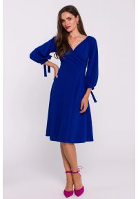 Stylove - Rozkloszowana sukienka z kopertowym dekoltem chabrowa. Kolor: niebieski. Typ sukienki: kopertowe #1