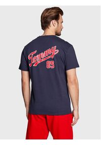 Tommy Jeans T-Shirt College 85 Logo DM0DM15672 Granatowy Regular Fit. Kolor: niebieski. Materiał: bawełna