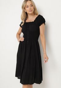 Born2be - Czarna Bawełniana Rozkloszowana Sukienka z Guzikami i Bufiastymi Rękawami Annivi. Okazja: na co dzień. Kolor: czarny. Materiał: bawełna. Styl: klasyczny, elegancki, casual #4