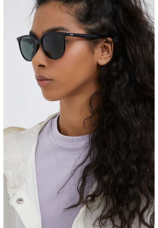 Ray-Ban okulary przeciwsłoneczne damskie kolor czarny. Kształt: okrągłe. Kolor: czarny