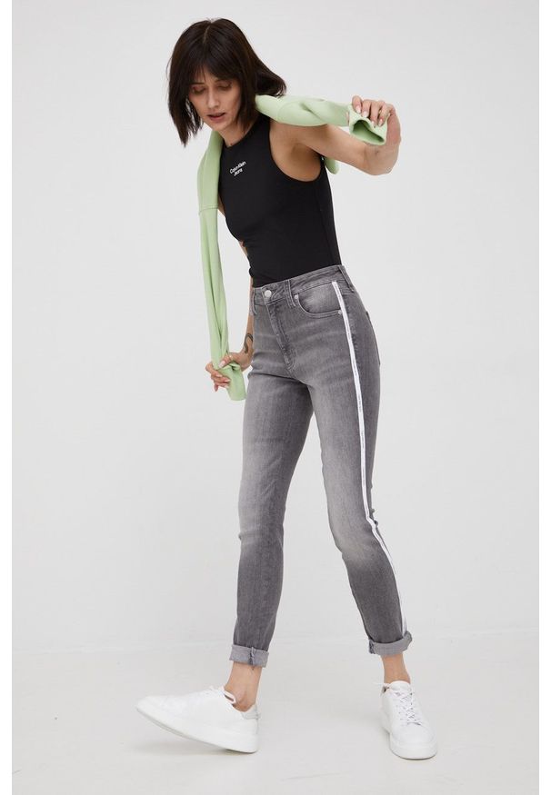 Calvin Klein Jeans jeansy damskie high waist. Stan: podwyższony. Kolor: szary