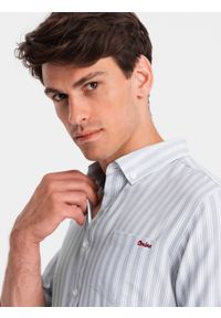 Ombre Clothing - Koszula męska REGULAR FIT w białe paski z kieszonką – szara V1. Okazja: do pracy. Typ kołnierza: button down. Kolor: szary. Materiał: materiał, bawełna. Wzór: paski. Styl: klasyczny, elegancki #4