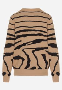Born2be - Ciemnobeżowy Sweter o Prostym Kroju w Zebrę Unida. Okazja: do pracy, na co dzień, na spotkanie biznesowe. Kolor: beżowy. Materiał: jeans. Długość rękawa: długi rękaw. Długość: długie. Wzór: motyw zwierzęcy. Styl: casual, elegancki, biznesowy #6
