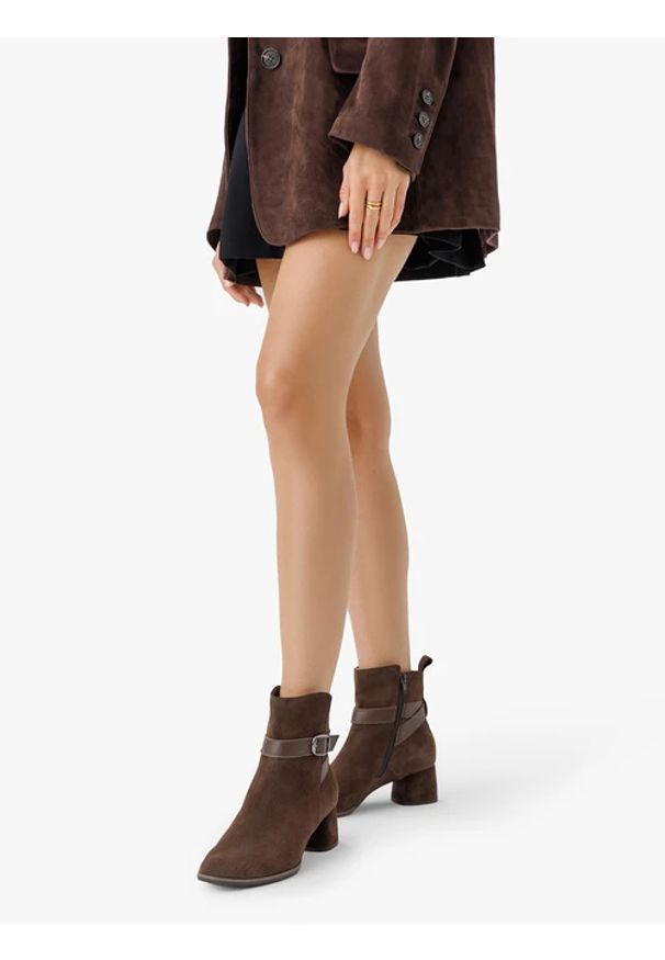 Ryłko - Brązowe botki z paskiem i klamrą. Okazja: na co dzień. Zapięcie: klamry. Kolor: brązowy. Materiał: skóra, welur. Szerokość cholewki: normalna. Obcas: na słupku. Styl: casual, elegancki, street