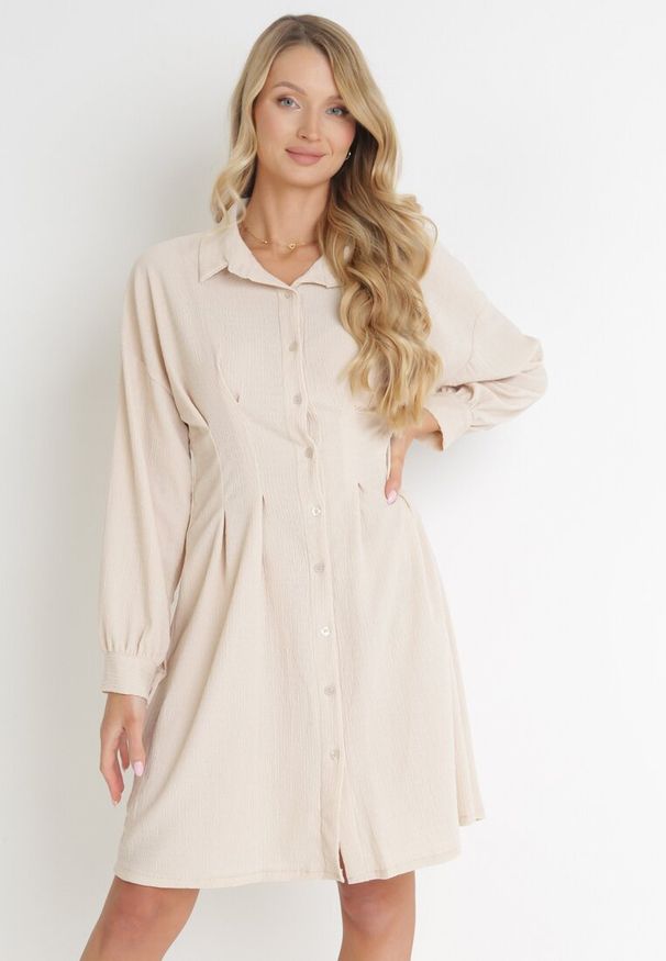 Born2be - Beżowa Taliowana Sukienka Koszulowa Mini Arukini. Kolor: beżowy. Typ sukienki: koszulowe. Długość: mini