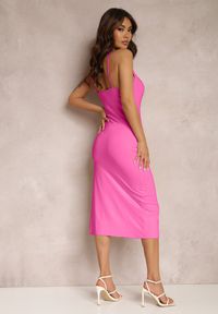 Renee - Różowa Sukienka Perenope. Kolor: różowy. Materiał: satyna, tkanina. Długość rękawa: na ramiączkach. Styl: klasyczny. Długość: midi