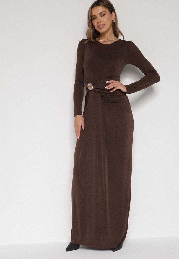 Born2be - Brązowa Taliowana Sukienka o Eleganckim Kroju z Marszczeniem i Aplikacją Sewedina. Okazja: na imprezę. Kolor: brązowy. Materiał: futro. Długość rękawa: długi rękaw. Wzór: aplikacja. Typ sukienki: dopasowane. Styl: elegancki