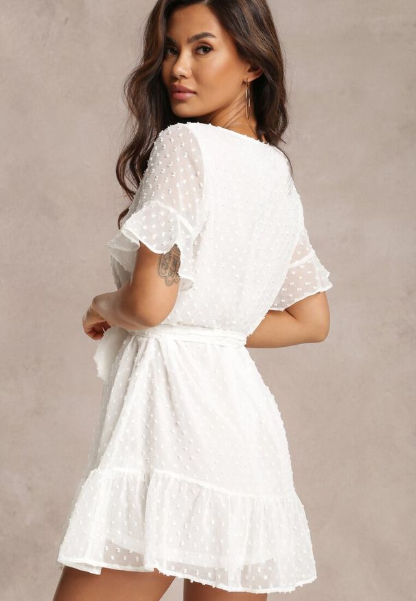 Renee - Biała Sukienka Theaniphis. Kolor: biały. Materiał: tkanina, materiał. Typ sukienki: trapezowe. Styl: wizytowy. Długość: mini