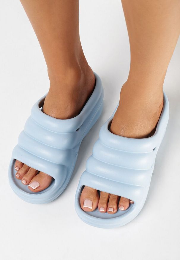 Born2be - Niebieskie Gumowe Klapki na Grubej Podeszwie z Ozdobnymi Paskami Tirna. Nosek buta: otwarty. Kolor: niebieski. Materiał: guma. Obcas: na obcasie. Styl: klasyczny. Wysokość obcasa: niski