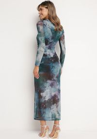 Born2be - Zielona Sukienka o Dopasowanym Fasonie Bodycon z Rozcięciem i Marmurkowym Wzorem Urientia. Kolor: zielony. Długość rękawa: długi rękaw. Typ sukienki: bodycon. Styl: elegancki #4