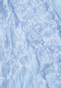 Renee - Niebieska Eteryczna Sukienka z Koronki z Falbankami i Wiązaniem Dianatta. Okazja: na co dzień. Typ kołnierza: kołnierz z falbankami. Kolor: niebieski. Materiał: koronka. Wzór: koronka. Styl: boho, casual, elegancki #5