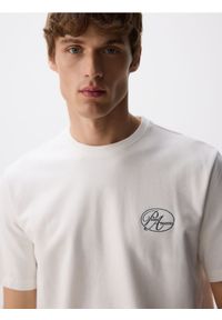 Reserved - T-shirt regular z haftem - złamana biel. Materiał: dzianina, bawełna. Wzór: haft