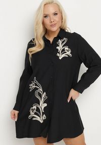 Born2be - Czarna Koszulowa Sukienka z Wiskozy Zdobiona Kwiatowym Haftem Nalilsa. Okazja: na co dzień. Typ kołnierza: kołnierzyk klasyczny. Kolekcja: plus size. Kolor: czarny. Materiał: wiskoza. Wzór: kwiaty, aplikacja, haft. Typ sukienki: koszulowe. Styl: klasyczny, casual, elegancki #1