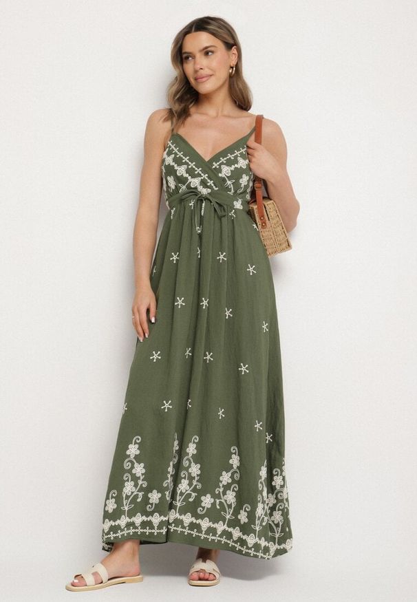 Born2be - Zielona Sukienka z Wiskozy Ozdobiona Haftami Lunireia. Okazja: na co dzień. Typ kołnierza: dekolt w kształcie V. Kolor: zielony. Materiał: wiskoza. Długość rękawa: na ramiączkach. Wzór: haft, aplikacja. Typ sukienki: proste. Styl: casual