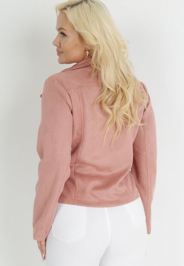 Born2be - Ciemnoróżowa Kurtka Ramoneska z Imitacji Zamszu z Asymetrycznym Suwakiem Maisen. Kolekcja: plus size. Kolor: różowy. Materiał: zamsz