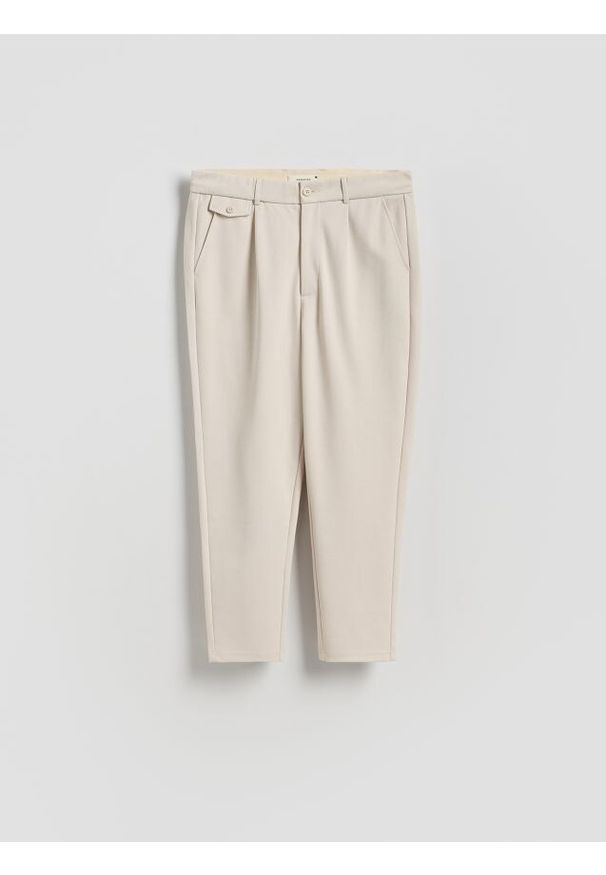 Reserved - Spodnie chino regular fit - beżowy. Kolor: beżowy. Materiał: bawełna, dzianina
