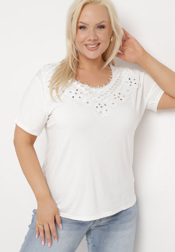Born2be - Biała Bluzka z Krótkim Rękawem z Koronką Przy Dekolcie i Ozdobnymi Cyrkoniami Rissamara. Okazja: na co dzień. Kolekcja: plus size. Kolor: biały. Materiał: koronka. Długość rękawa: krótki rękaw. Długość: krótkie. Wzór: koronka. Styl: casual, elegancki