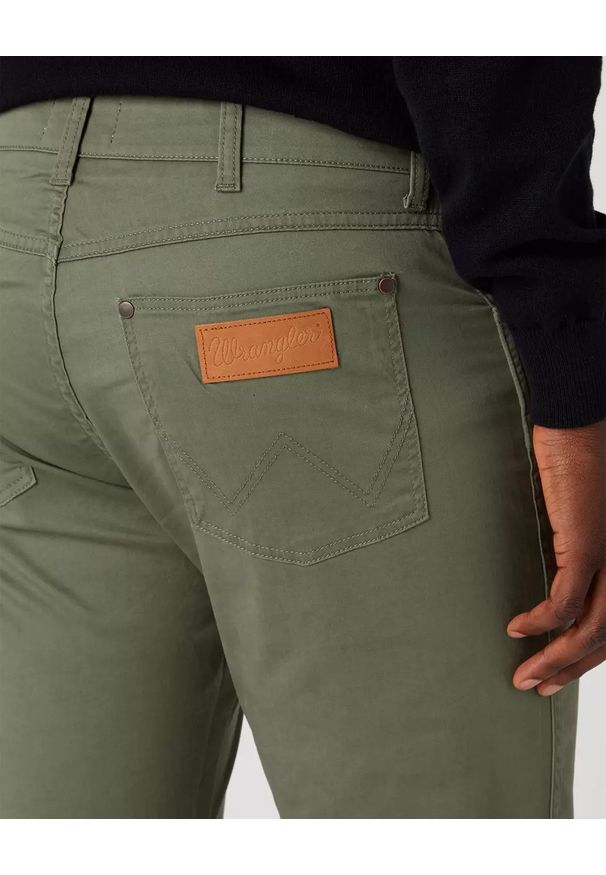 Wrangler - WRANGLER LARSTON MĘSKIE SPODNIE MATERIAŁOWE DUSTY OLIVE W18SEAX45 112330756. Materiał: materiał