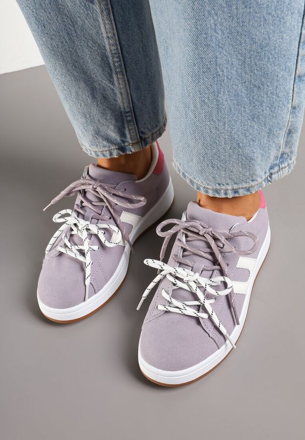 Renee - Fioletowe Sneakersy Ozdobione Geometrycznym Motywem Telindrela. Okazja: na co dzień. Kolor: fioletowy. Materiał: jeans. Wzór: aplikacja, geometria