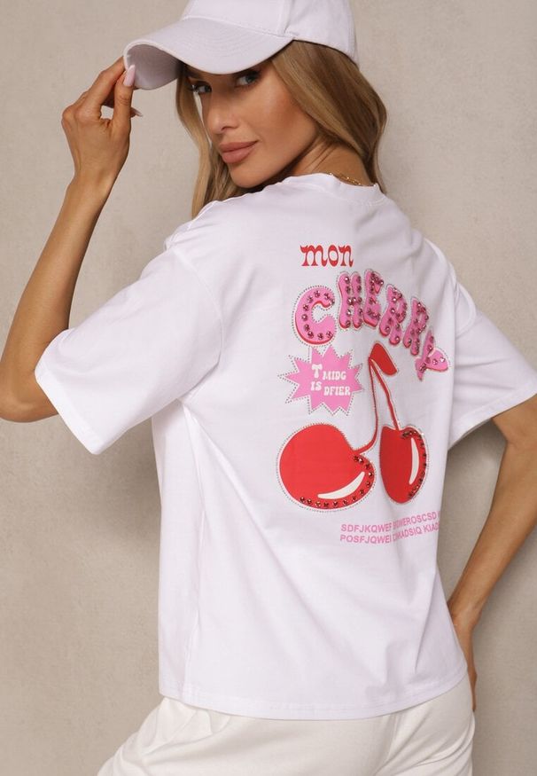 Renee - Biały T-shirt z Bawełną Wzorem Wiśni i Cyrkoniami Linavella. Okazja: na co dzień. Kolor: biały. Materiał: bawełna. Styl: elegancki, casual
