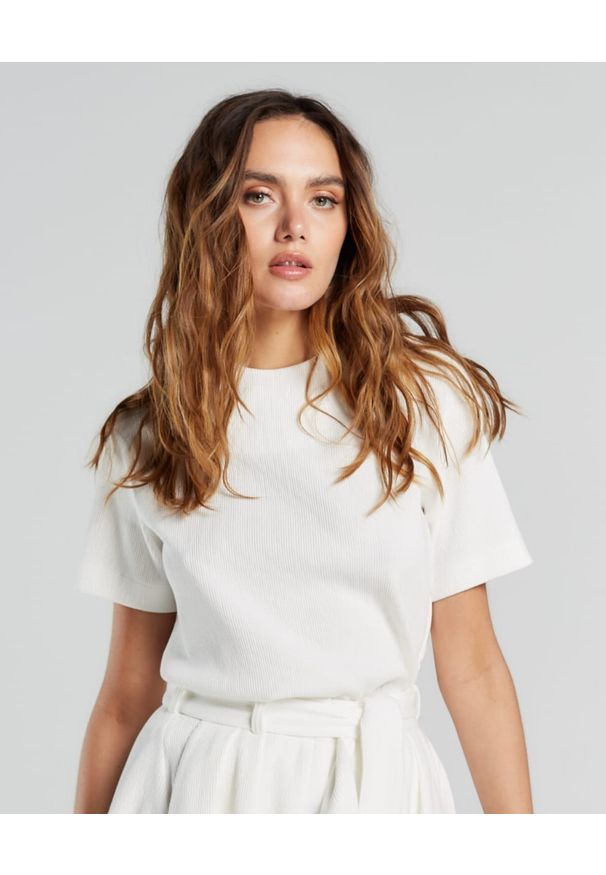 MARLU - Biała bluzka Mela. Kolor: biały. Materiał: wiskoza, tkanina, elastan, prążkowany