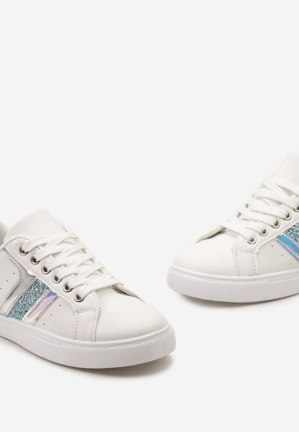 Renee - Biało-Niebieskie Casualowe Sneakersy z Brokatem i Metalicznym Zdobieniem Tidalis. Okazja: na co dzień. Nosek buta: okrągły. Zapięcie: sznurówki. Kolor: biały. Materiał: materiał. Wzór: aplikacja. Obcas: na obcasie. Wysokość obcasa: niski
