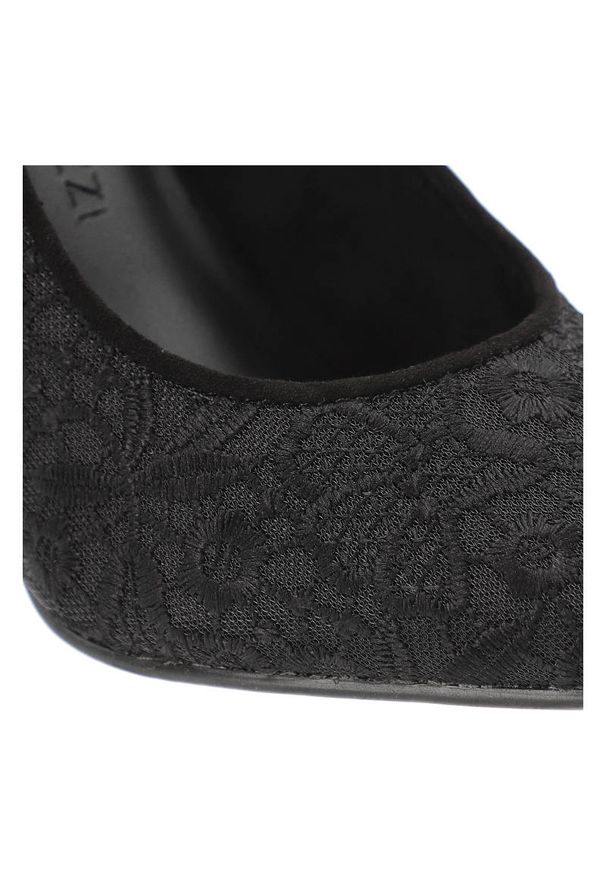 Czarne Czółenka Marco Tozzi Eleganckie Buty Na Obcasie. Zapięcie: bez zapięcia. Kolor: czarny. Szerokość cholewki: normalna. Wzór: koronka. Materiał: skóra ekologiczna, tiul, materiał, koronka. Sezon: lato. Obcas: na obcasie. Styl: elegancki. Wysokość obcasa: średni