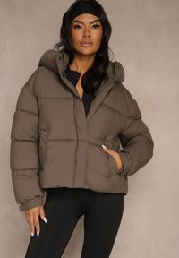 Renee - Ciemnobeżowa Kurtka Puffer z Pikowaniem Kapturem i Kieszonką przy Rękawie Galeida. Okazja: na co dzień, na spacer. Kolor: beżowy. Materiał: jeans. Długość: krótkie. Styl: casual