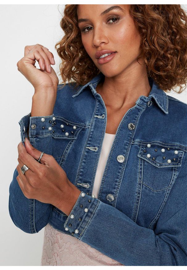 bonprix - Bolerko dżinsowe z perełkami. Kolor: niebieski. Styl: klasyczny