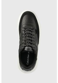 Calvin Klein Jeans sneakersy skórzane kolor czarny. Nosek buta: okrągły. Zapięcie: sznurówki. Kolor: czarny. Materiał: guma