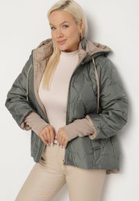Born2be - Zielona Pikowana Kurtka z Kapturem i Przedłużonym Tyłem Tulunia. Okazja: na spacer. Typ kołnierza: kaptur. Kolekcja: plus size. Kolor: zielony. Materiał: jeans. Wzór: aplikacja. Styl: elegancki #3