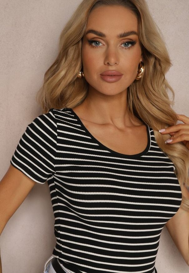 Renee - Czarno-Biały Bawełniany T-shirt Koszulka w Paski z Krótkim Rękawem Fralea. Kolor: czarny. Materiał: bawełna. Długość rękawa: krótki rękaw. Długość: krótkie. Wzór: paski