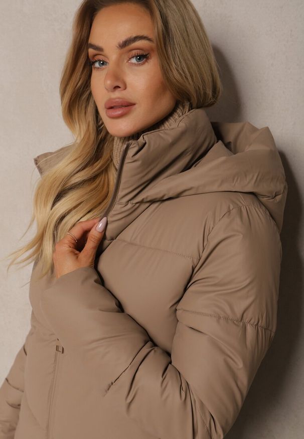 Renee - Beżowa Klasyczna Kurtka z Pikowanymi Przeszyciami Kapturem i Kieszeniami Anrinna. Okazja: na co dzień. Kolor: beżowy. Materiał: wełna, jeans. Sezon: zima, jesień. Styl: klasyczny