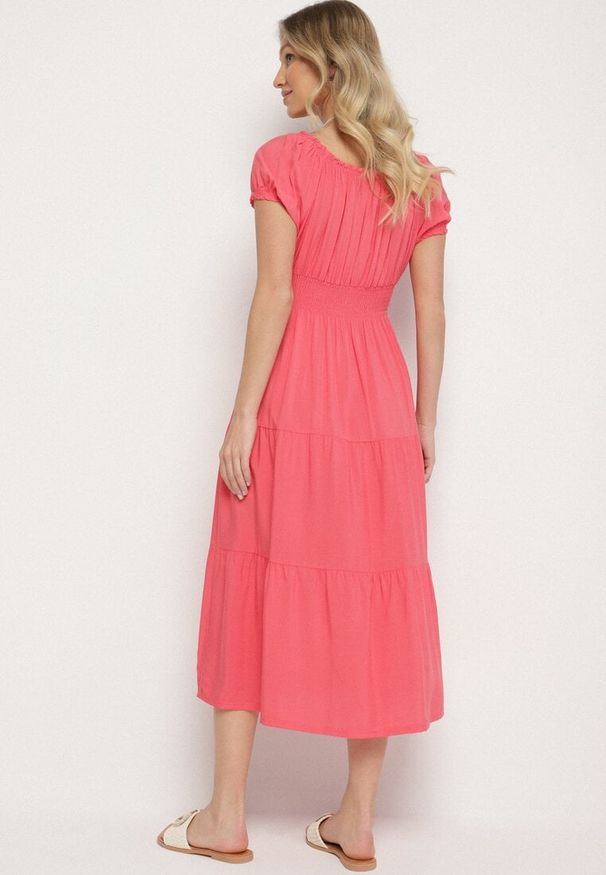 Born2be - Różowa Sukienka o Rozkloszowanym Kroju z Dekoltem Typu Łódka Miranea. Okazja: na co dzień. Kolor: różowy. Materiał: jeans. Typ sukienki: rozkloszowane, proste. Styl: casual, klasyczny