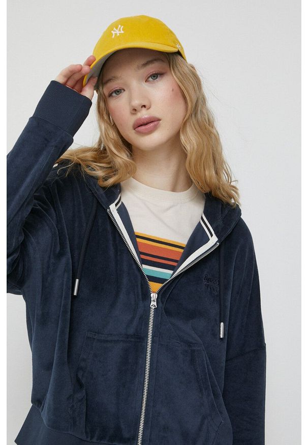 Superdry bluza damska kolor granatowy z kapturem gładka. Typ kołnierza: kaptur. Kolor: niebieski. Materiał: włókno, materiał. Wzór: gładki