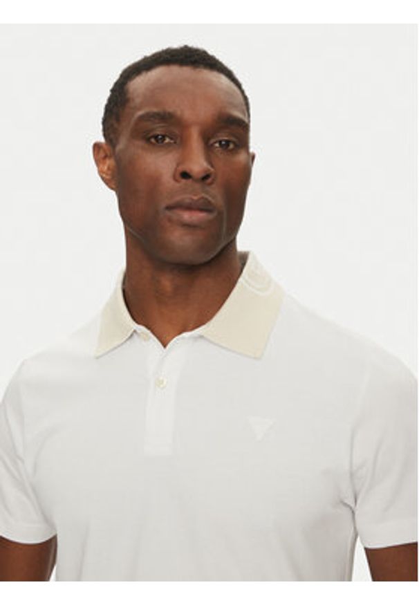 Guess Polo M5GP66 J1314 Biały Regular Fit. Typ kołnierza: polo. Kolor: biały. Materiał: bawełna