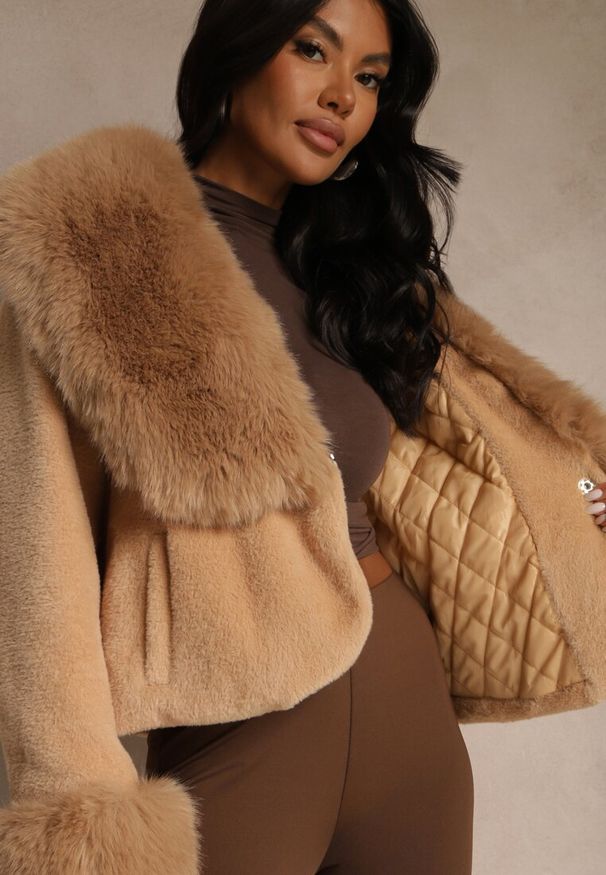 Renee - Brązowa Kurtka Pluszowa Ozdobiona Futerkiem i Wiązanym Paskiem w Talii Aravitte. Okazja: na co dzień. Kolor: brązowy. Materiał: futro. Długość: krótkie. Wzór: aplikacja. Styl: casual, elegancki, sportowy, wizytowy