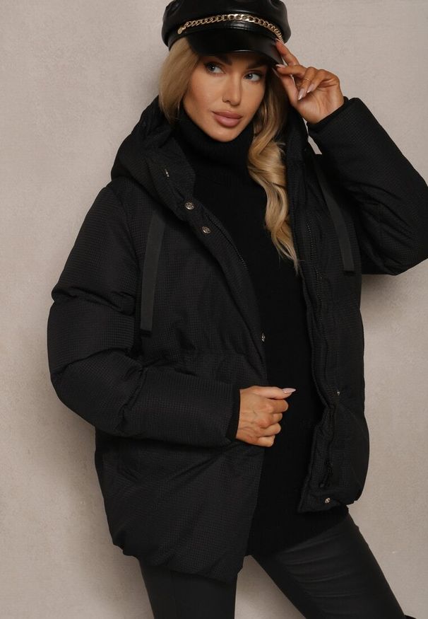 Renee - Czarna Kurtka Basic Pikowana z Nieodpinanym Kapturem Vertirya. Okazja: na co dzień. Kolor: czarny. Materiał: jeans. Styl: casual, elegancki