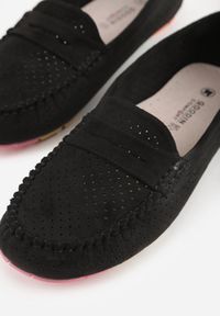 Born2be - Czarne Ażurowe Mokasyny ze Skórzaną Wkładką Ozdobione Przeszyciami Sylilise. Okazja: na co dzień. Kolor: czarny. Materiał: skóra. Wzór: ażurowy, aplikacja. Styl: casual, klasyczny #4