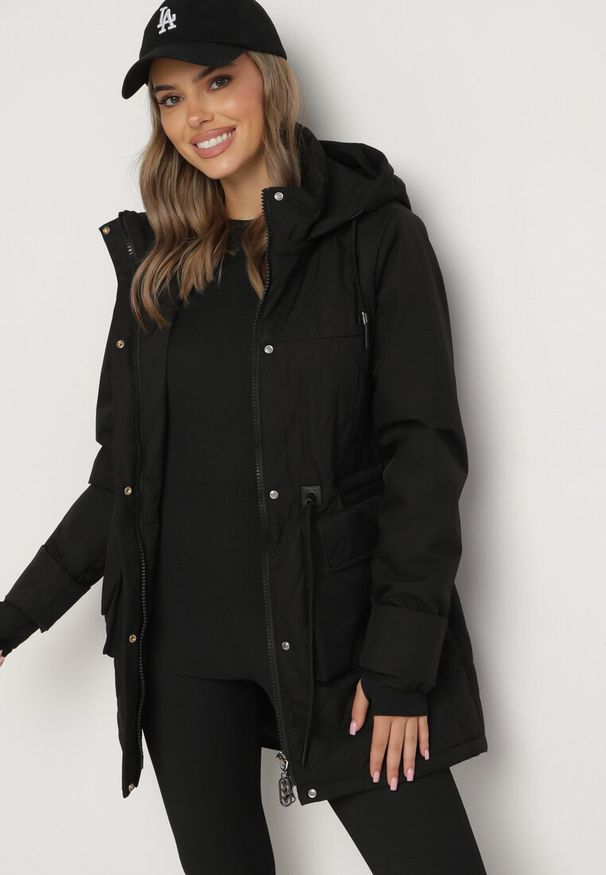 Born2be - Czarna Pikowana Kurtka Parka z Odpinanym Kapturem na Suwak Ściągana w Talii Ericeas. Okazja: na co dzień. Kolor: czarny. Materiał: jeans. Długość rękawa: długi rękaw. Długość: długie. Styl: wizytowy, sportowy, elegancki, casual