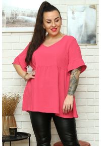 KARKO - Bluzka wyjściowa z falbanką MATARA koralowa PROMOCJA. Okazja: na imprezę, do pracy, na co dzień. Typ kołnierza: kołnierz z falbankami, dekolt w kształcie V. Kolekcja: plus size. Kolor: pomarańczowy. Materiał: wiskoza, tkanina, poliester, materiał, len, jeans, elastan. Długość rękawa: krótki rękaw. Długość: krótkie. Sezon: wiosna, lato. Styl: wizytowy #1