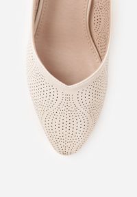 Born2be - Beżowe Czółenka VICES z Drobną Perforacją na Słupku ze Sprzączką Harellenne. Okazja: na co dzień, do pracy, na spotkanie biznesowe. Zapięcie: sprzączka. Kolor: beżowy. Materiał: jeans. Szerokość cholewki: normalna. Obcas: na słupku. Styl: klasyczny, casual, biznesowy. Wysokość obcasa: średni #7