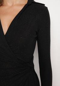 Born2be - Czarna Sukienka o Kopertowym Kroju z Gumką w Talii Paskiem i Metaliczną Nicią Miathriae. Okazja: na co dzień. Kolor: czarny. Materiał: jeans. Typ sukienki: kopertowe. Styl: casual, elegancki #2